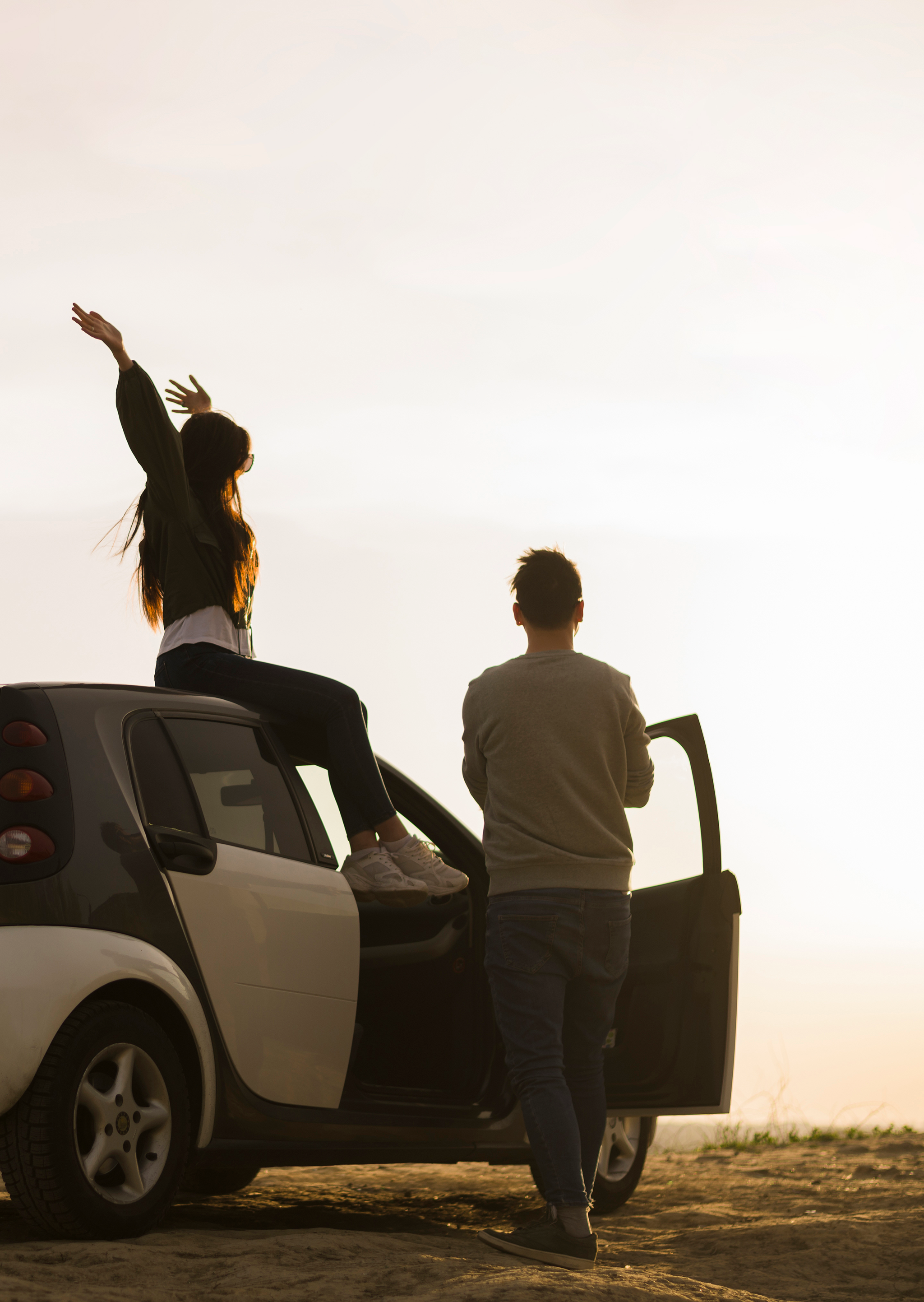 road-trip-concept-with-young-couple_v2